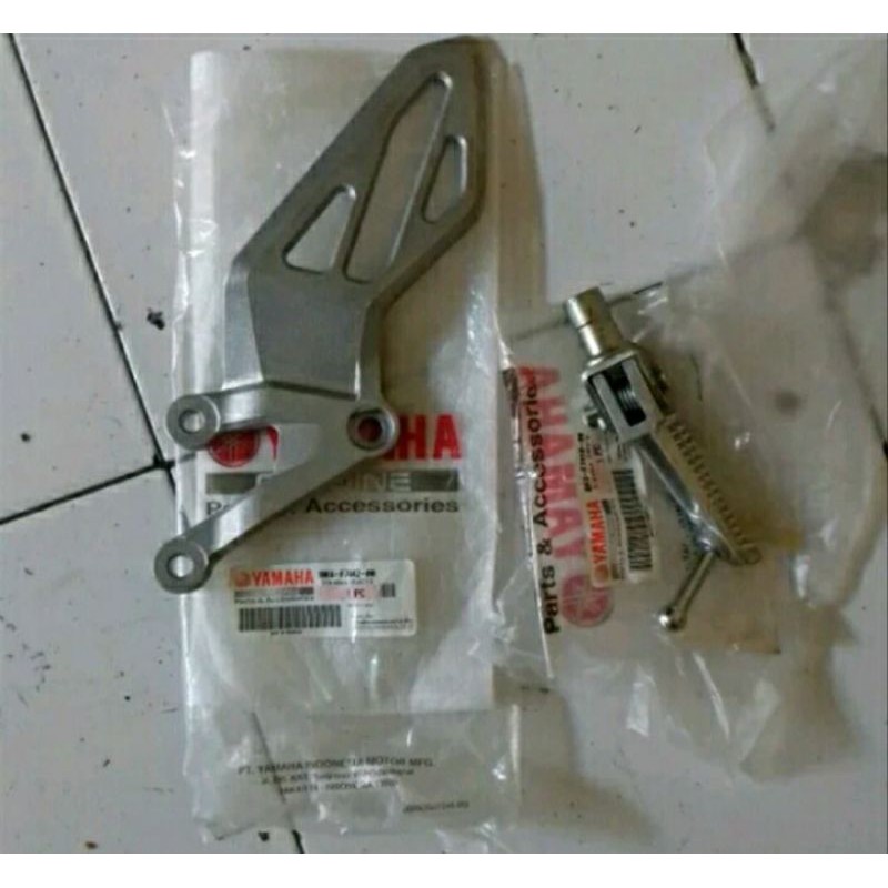 Footstep Step depan kiri set yamaha R15 VVA V3 original