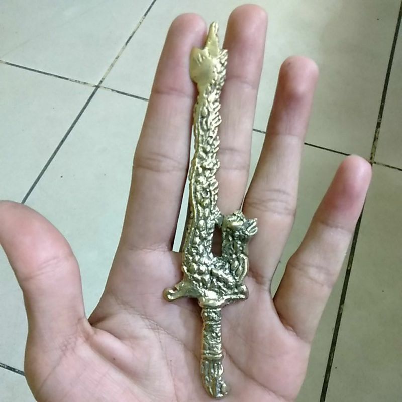 Leong naga kuningan sari