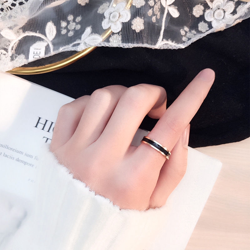 Cincin Titanium 18k Warna Hitam Putih Gaya Korea Untuk Pasangan