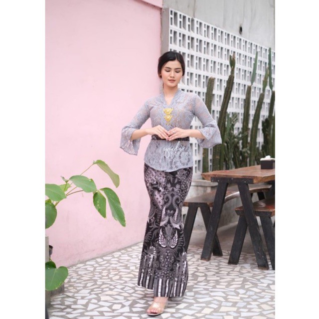 Kebaya Jadi Murah Lengan Lonceng dengan Rok Mermaid / Rok Duyung