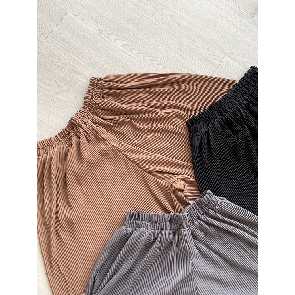 Natania pleated short pants