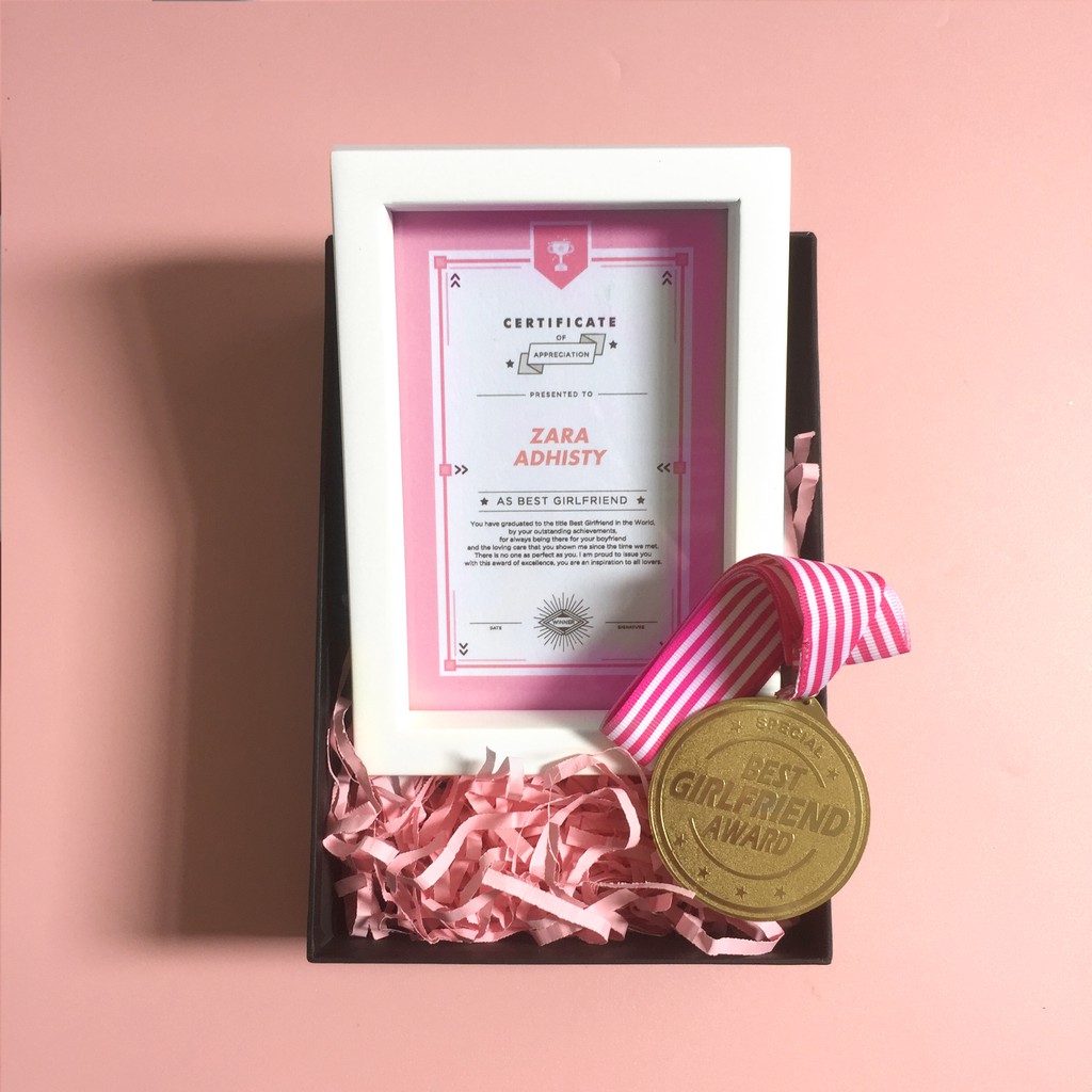 

Goodiebox Paket Gift Box Best Girlfriend Award dengan Sertifikat Frame Putih Kado