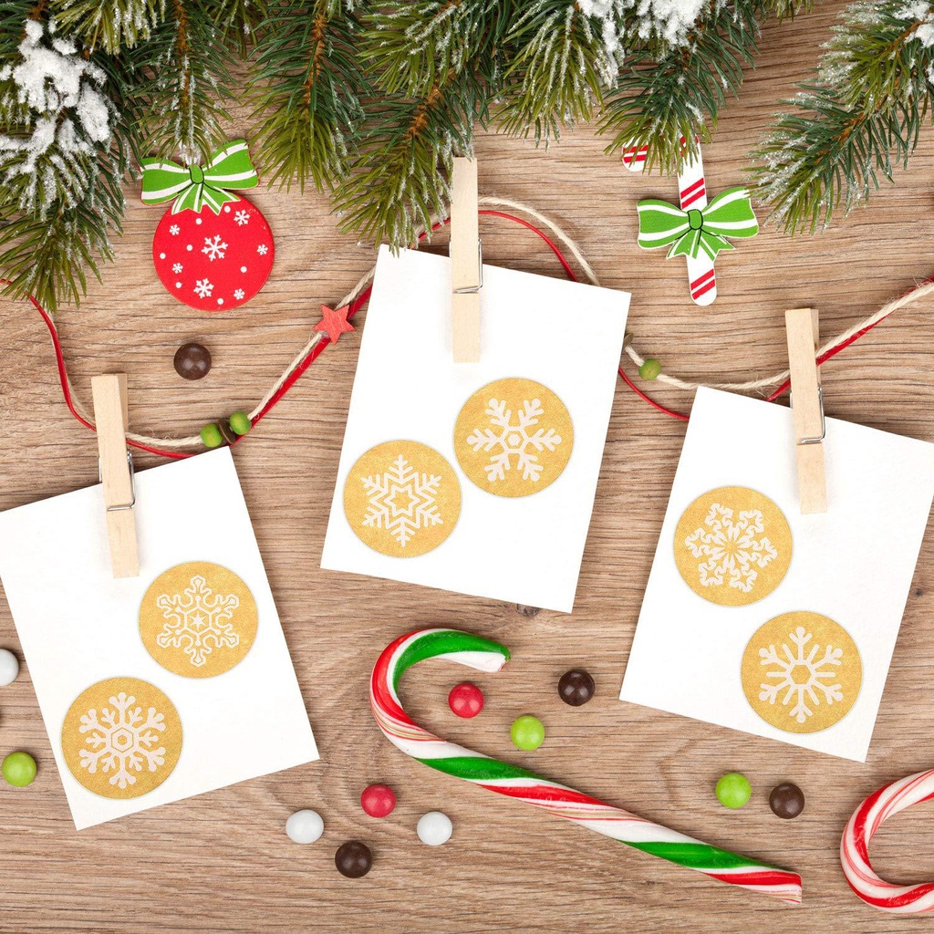 [Christmas Products] 500 pieces / 1 roll Christmas New Year Snowflake Kraft Paper Self-adhesive Sealing Stickers