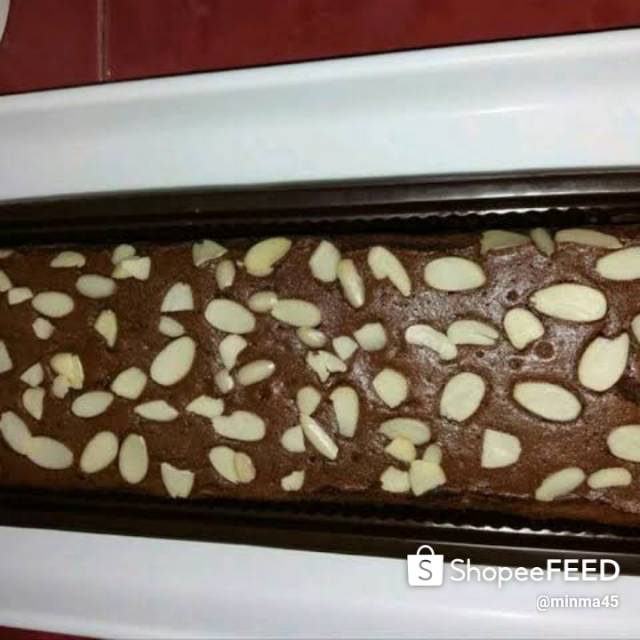 

Brownis toping kacang almon