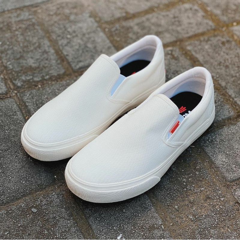 Sepatu Warrior Slip On Arthur Black White - All Black - Full White