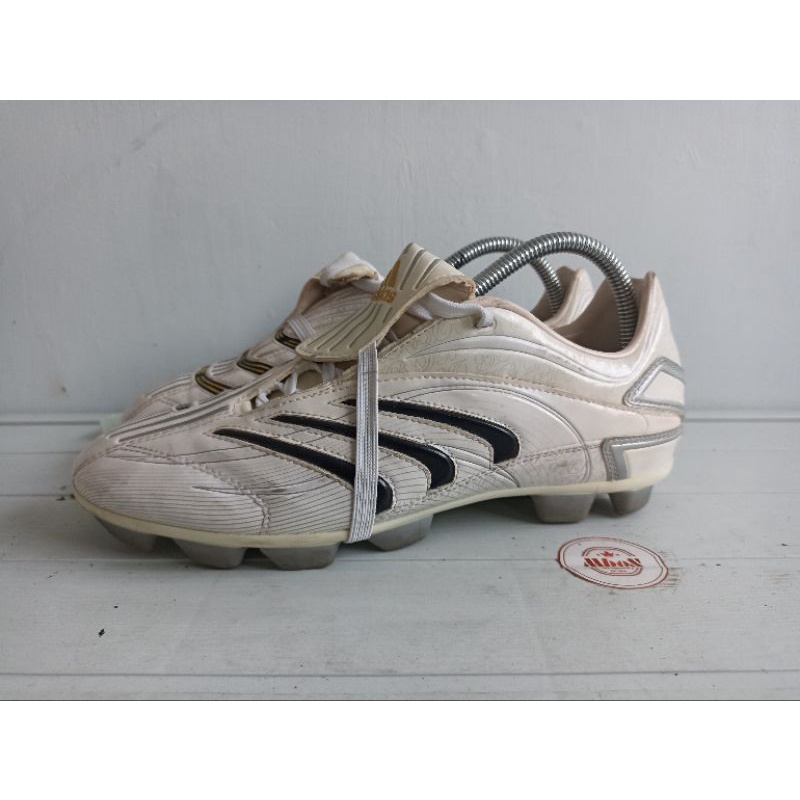 Sepatu sepakbola Adidas Predator DB