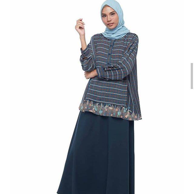 Giyanti Top Navy Ria Miranda