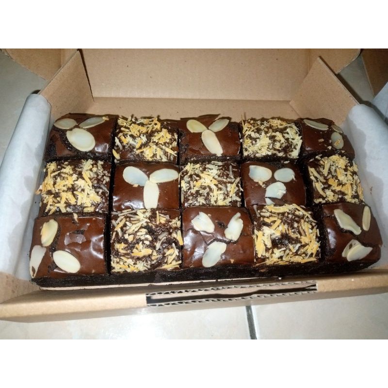 

Choco fudge medium almond and keju