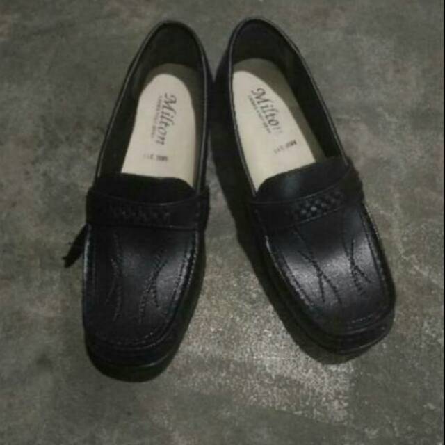 Sepatu peramuka milton