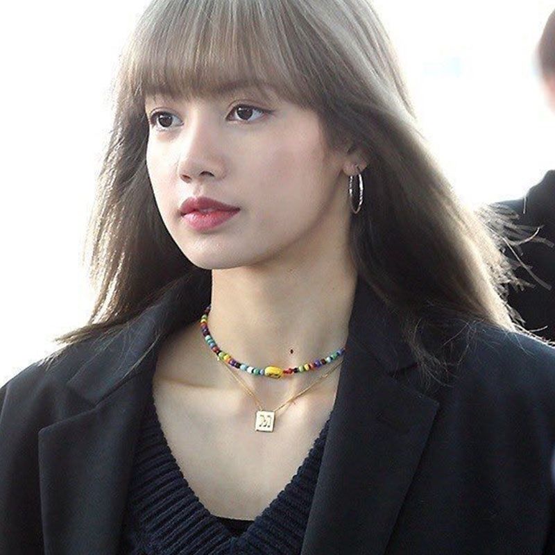 Lisa emas Jenny Jennie Park Caiying gaya yang sama wajah tersenyum warna-warni manik-manik klavikula