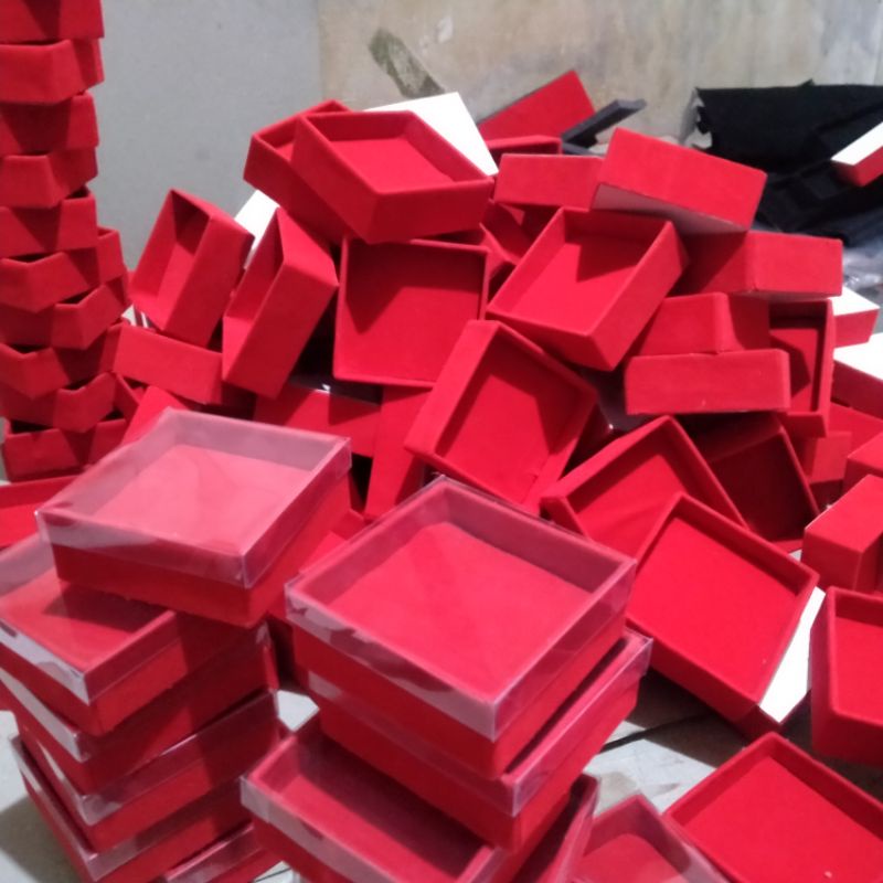 Kotak Box bludru tutup mika 4×4,5×5,6×6,7×7 tempat gelang,kalung,dan bros