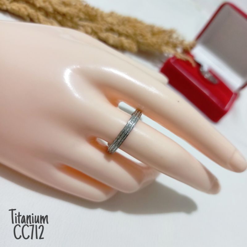 Cincin Titanium Pasir Tipis Garis Warna Silver CC712/5