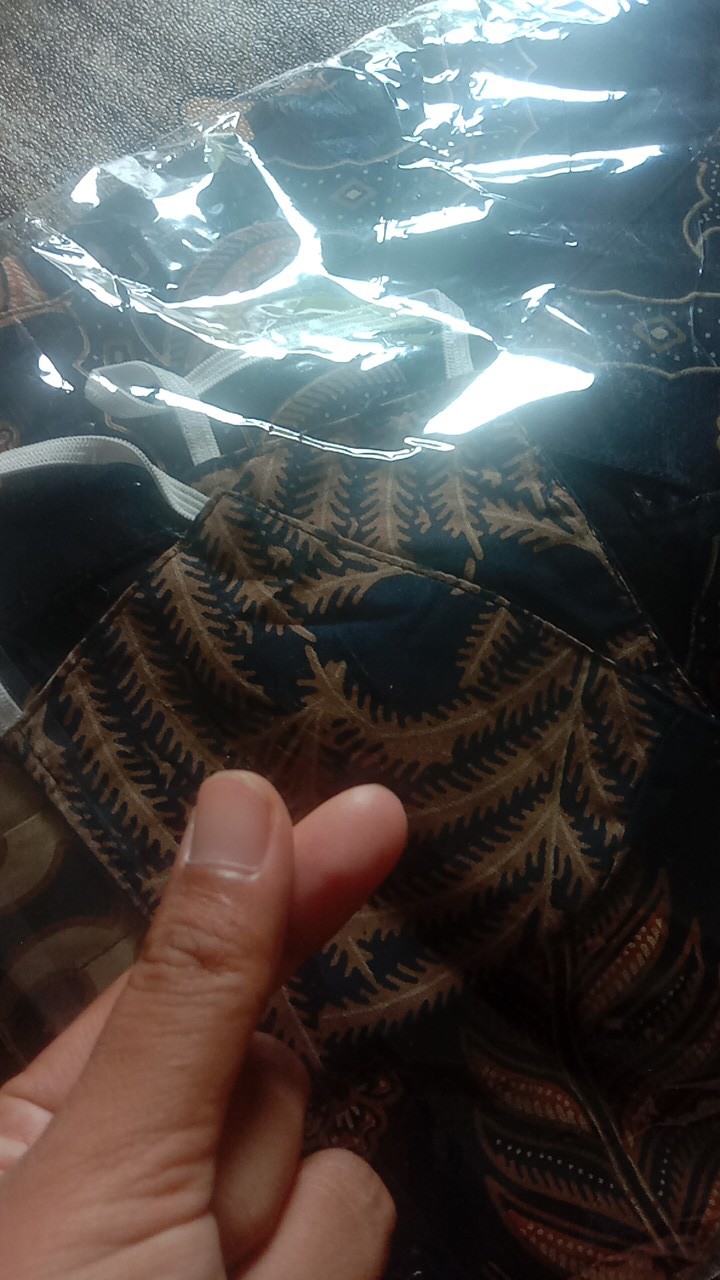 Kemeja Batik Pria Lengan Panjang Lapis Furing Hitam Merah Hijau Krisna