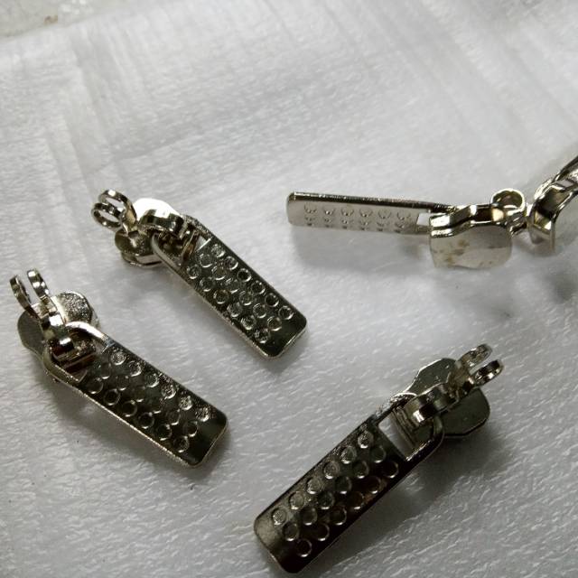 Kepala resleting no.8 tanduk kunci warna nikel isi 100 pcs.