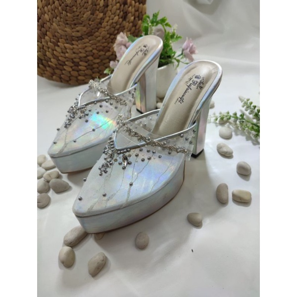 sepatu silver rafaizoutfit dengan asesoris ditengah tinggi 12cm tahu