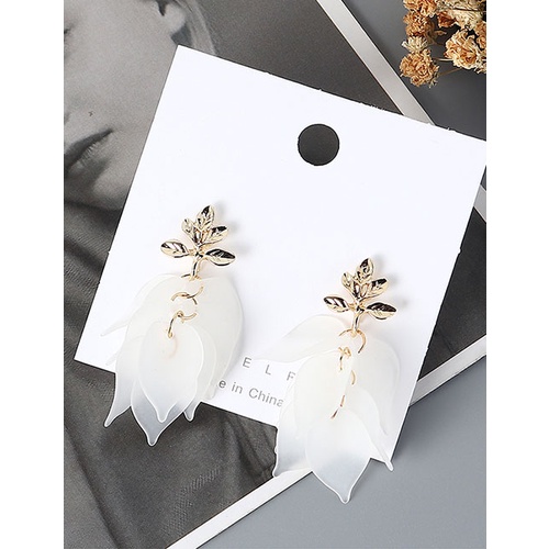 LRC Anting Tusuk Fashion White Resin Grass Petal Alloy Stud Earrings Y63767