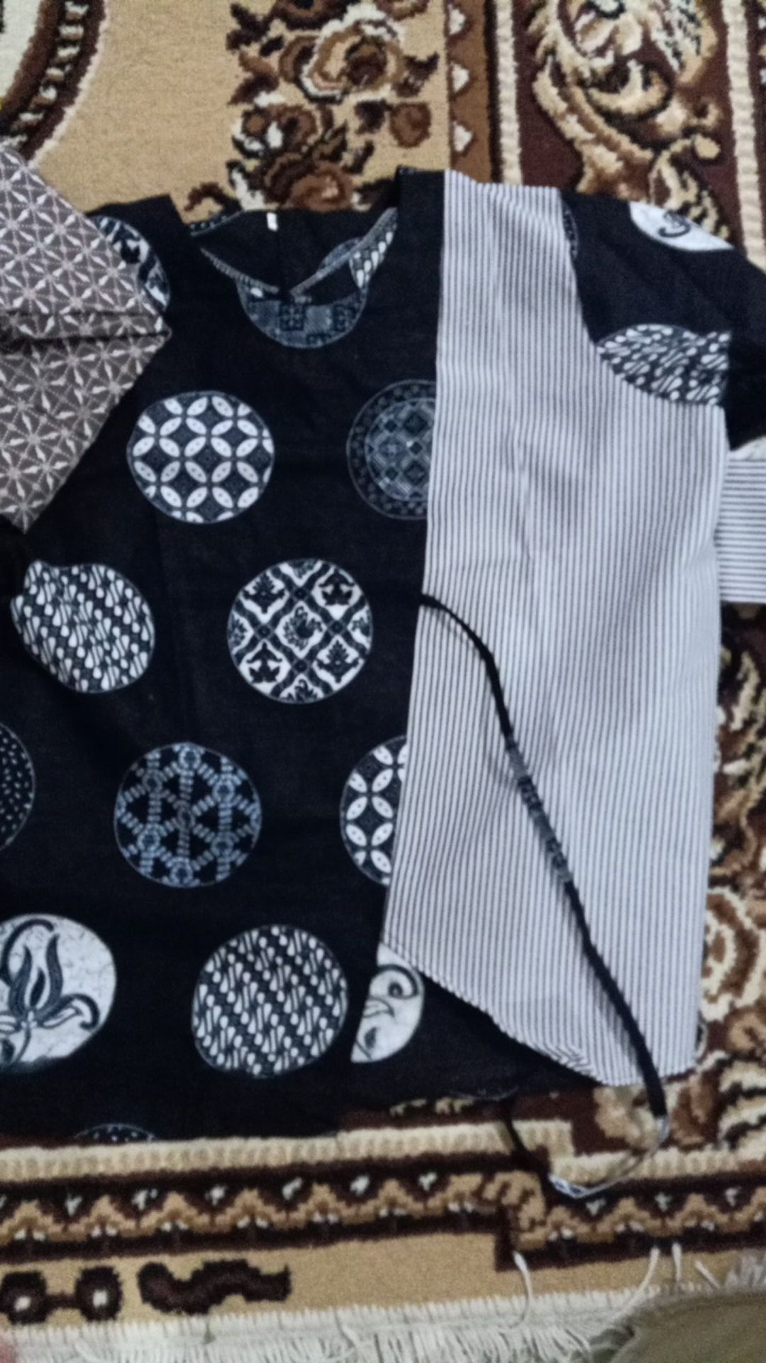 Aatasan Batik Wanita Bola Seling