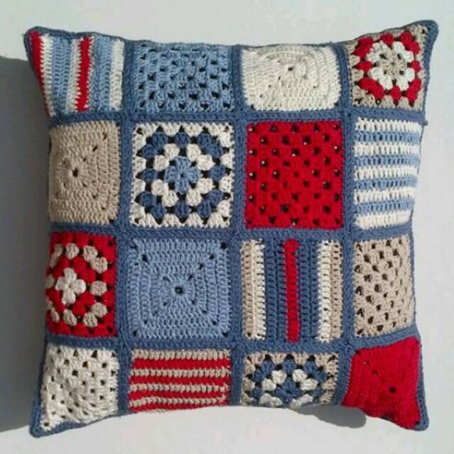 Bantal rajut kombinasi