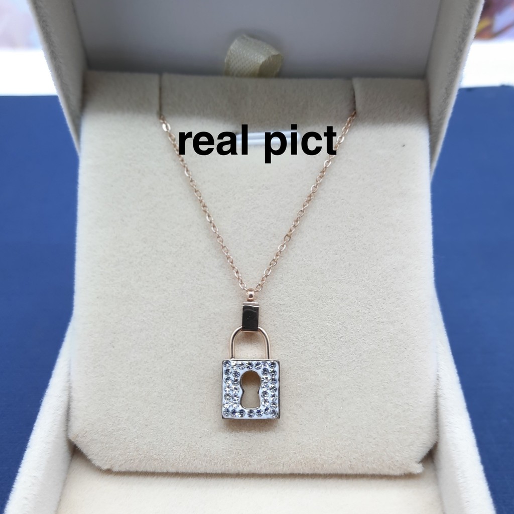 Kalung Titanium Model Liontin Lubang Kunci Dengan Taburan Kristal Warna Rose Gold