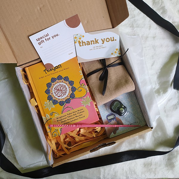 Hampers Hadiah Kado Gift Box Muslimah Cewek Quran Handsock Murah