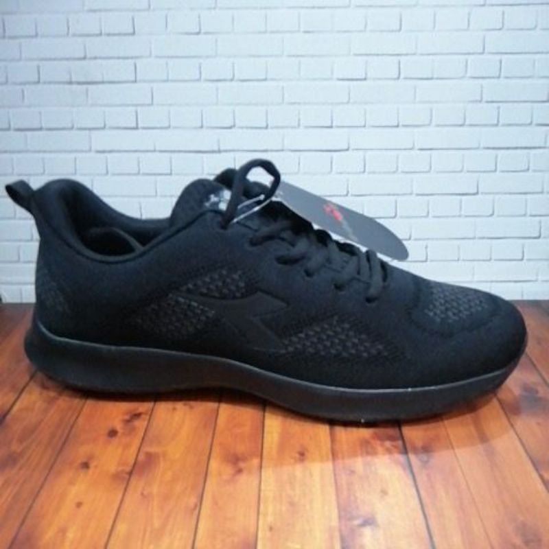 diadora JURO mono black. sepatu sepatu diadora men