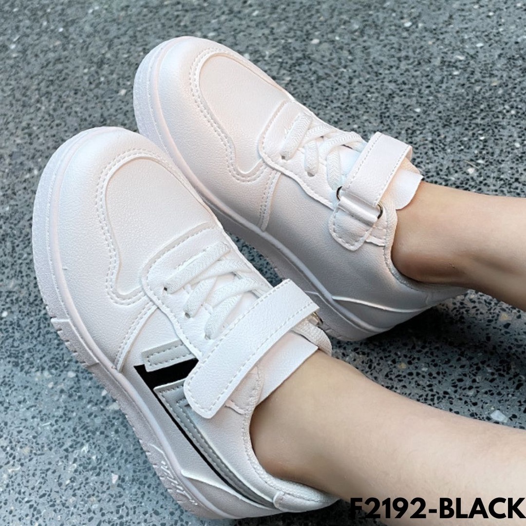 SEPATU SNEAKERS ANAKA DESAIN SIMPLE BRENDI MANTEPP POL BAHAN PU IMPORT F2192