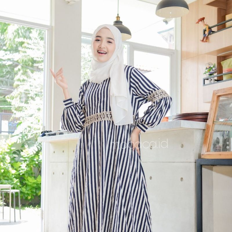 Dress Lebaran Premium Lengan Balon Babydoll Crincle Motif Salur Navy Putih Sleting Busui Friendly bisa gosend bandung