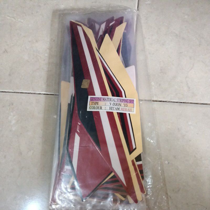 striping stiker les body Yamaha Vixion 2015 tangki hitam depan merah