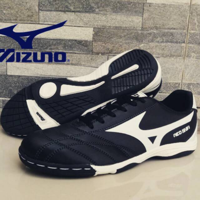 Sepatu futsal mizuno