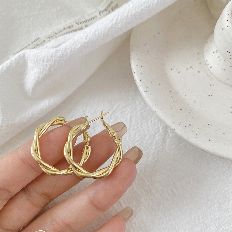 Anting Tusuk Model Twist Simple Untuk Wanita