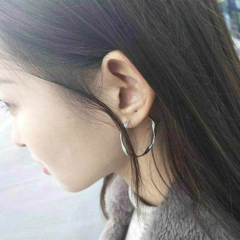 Anting Hoop Bulat Simple Elegan Gaya Korea untuk Wanita /  Fashion Elegant Women Girls Geometric