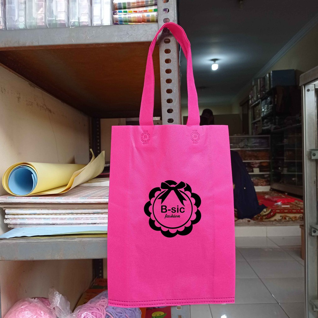 SOUVENIR TAS GOODIE BAG SPUNBOND WANLY (25x35x8)