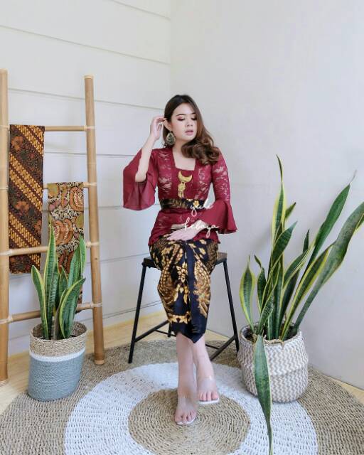 Kebaya Lonceng Marun dengan Rok Wiru