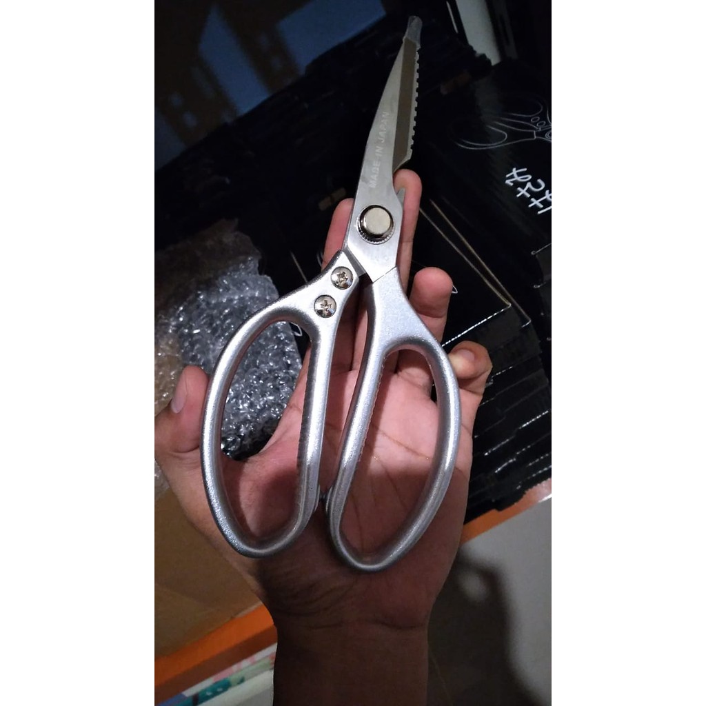 

GUNTING SERBAGUNA 8" BAHAN SK-5 (CARBON STEEL) CLEVER MADE IN JAPAN