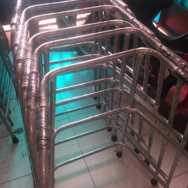 Walker besi alat bantu jalan