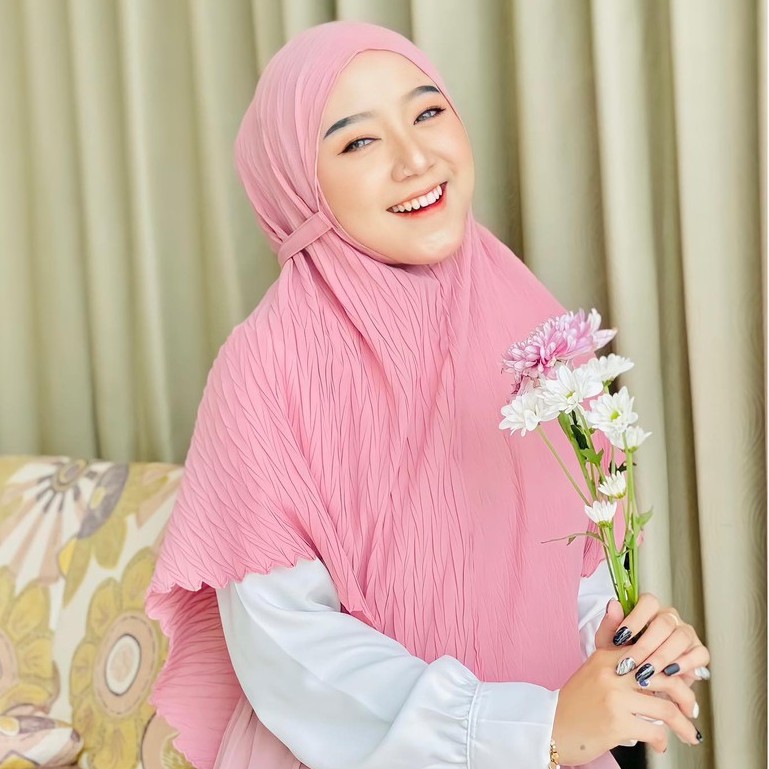𝐃𝐎𝐎𝐍𝐊𝐀 Emira - HIJAB INSTANT TALI BERGO MARYAM PLISKET Padi Zig Zag Matt. Diamondcrepe-3