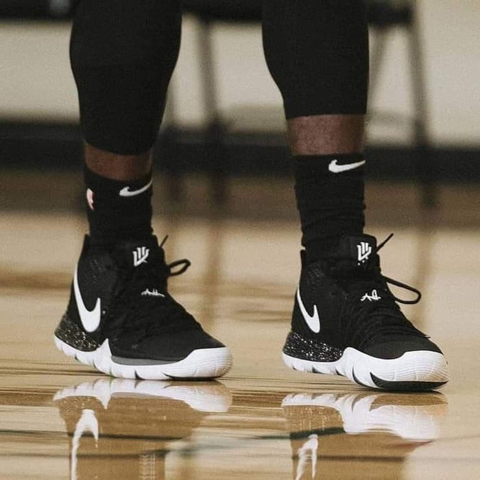 Terbaru  Kyrie 5 black
