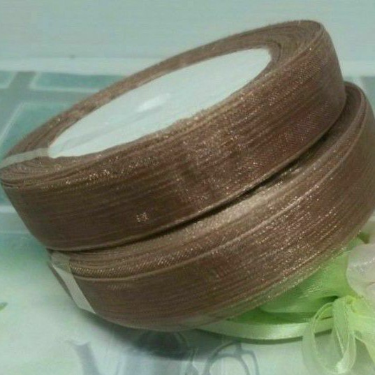 

PER ROL ISI 20YARD,PITA ORGANDI WARNA BROWN SUGAR LEBAR 1.5CM