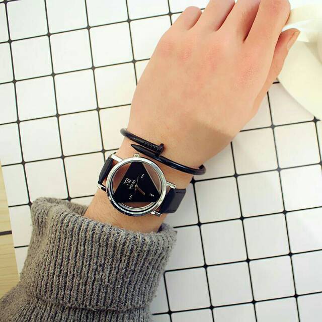 Jam tangan segitiga Quartz hitam