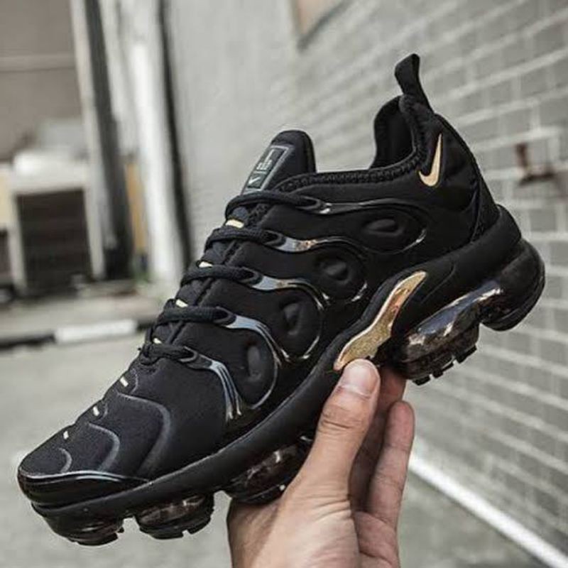 air vapormax plus black anthracite metallic gold