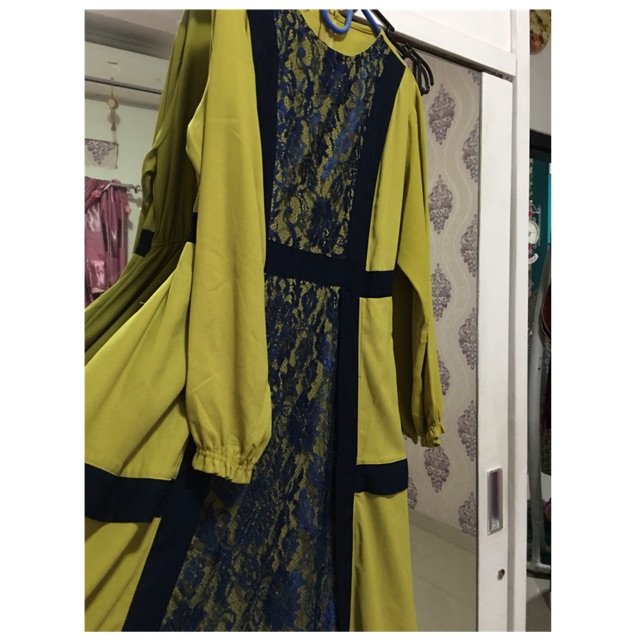 Preloved gamis by MARGHON syar’i. Cantik dengan kombinasi brokat alus. Pinggang belakang karet.