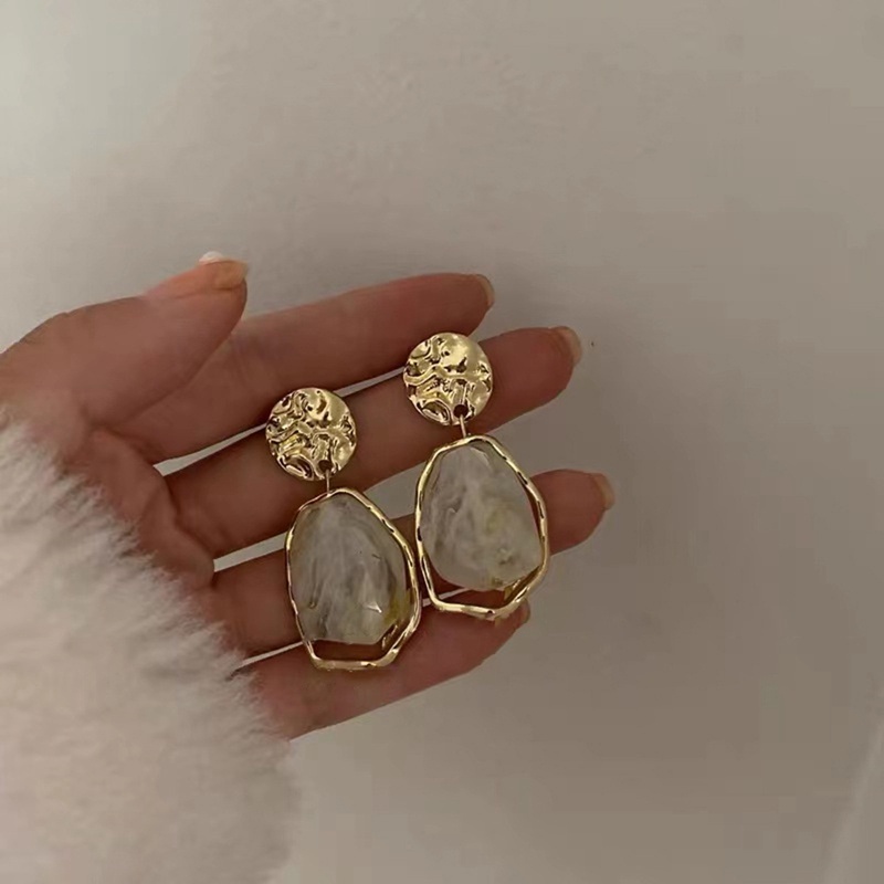 Anting Batu Zircon Bentuk Persegi Warna Emas Gaya Vintage Untuk Wanita