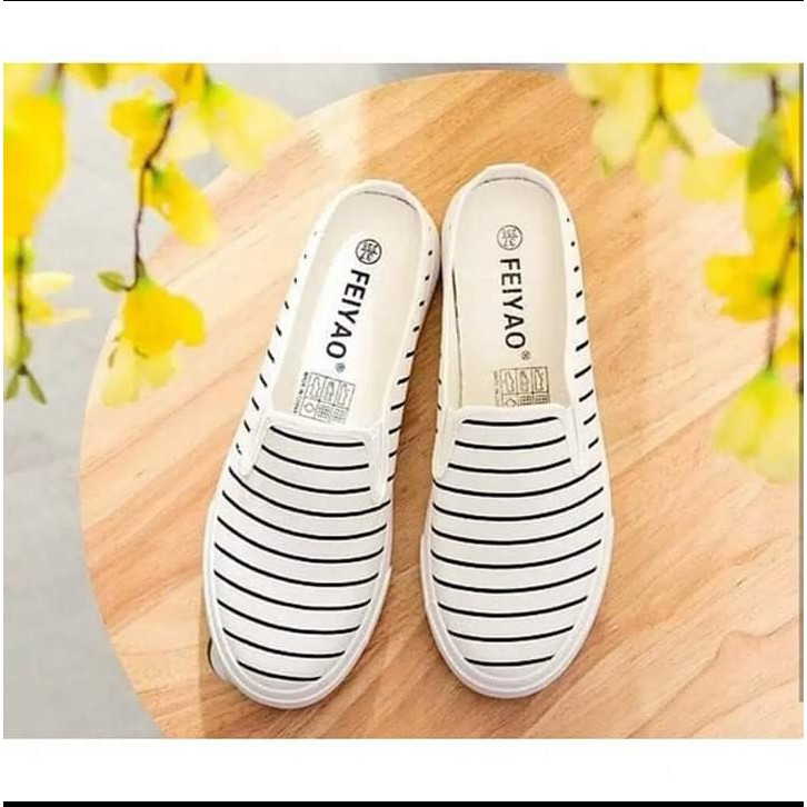 HD SEPATU WANITA SLIP ON SALUR LINE ART BEST SELLER MURAH - HITAM DAN PUTIH