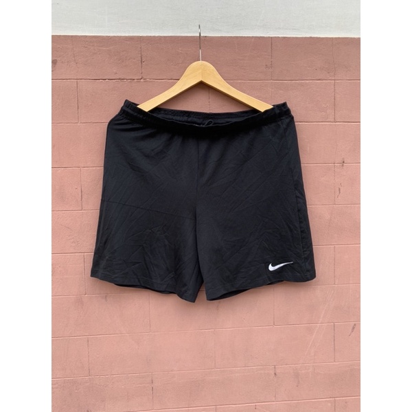 Celana pendek olahraga nike second bekas ori preloved size 30-33 hitam second bekas preoved thrift