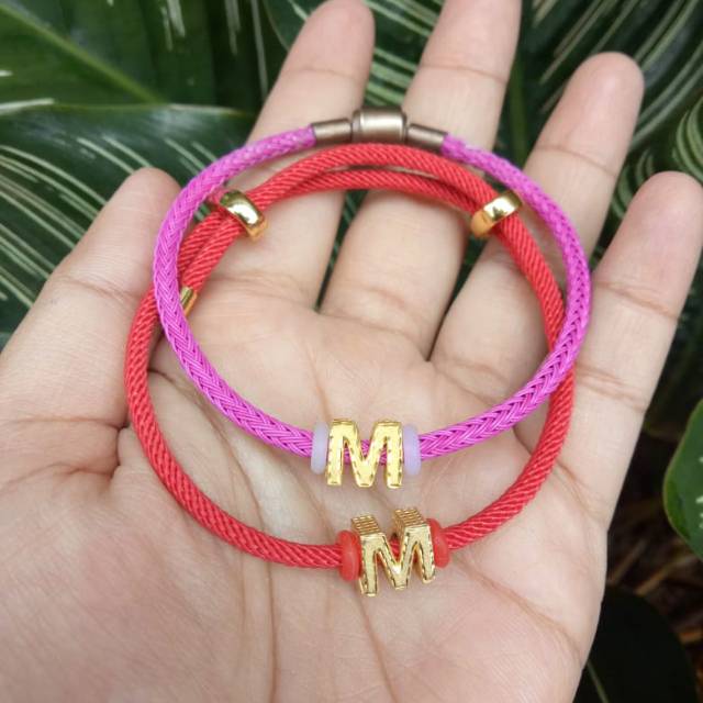 Gelang emas huruf M