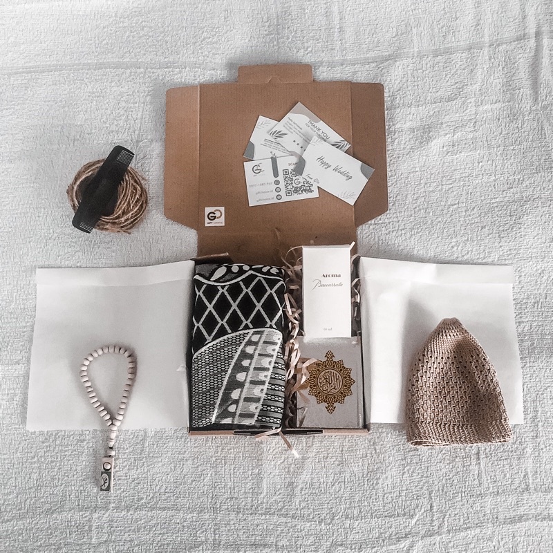 

Hampers cowok sajadah al-quran peci / Hampers cowok / Kado cowok / Kado ultah / Kado ulang tahun
