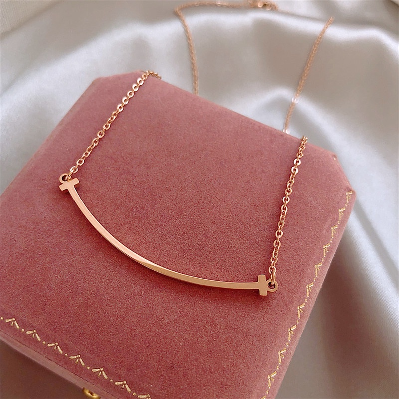 Zomi Kalung Titanium Steel Motif Smile Warna Rose Gold Untuk Wanita