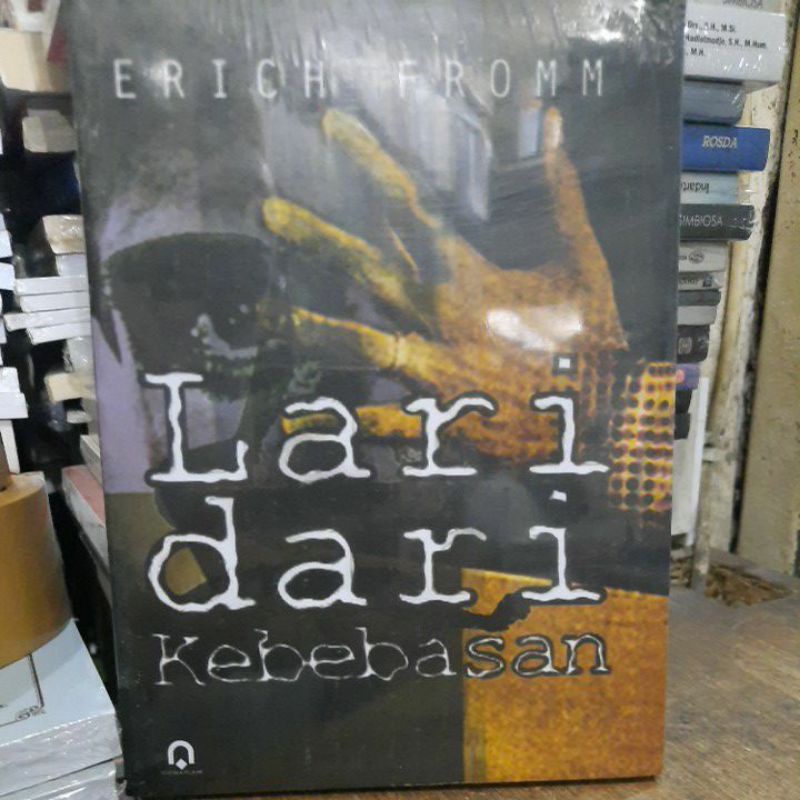 Erich fromm lari dari kebebasan.