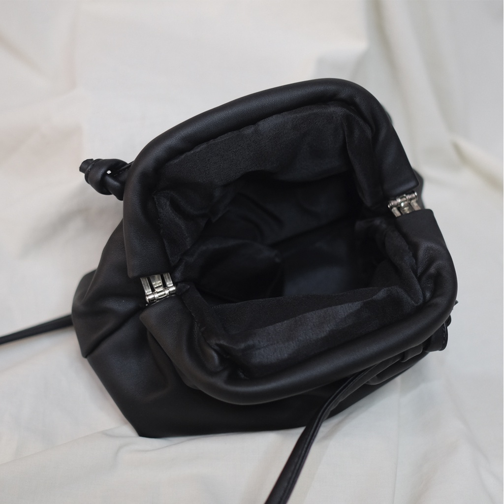 Tas Selempang Wanita Bivi The Pouch Kisslock Slingbag Mini Kerut Aesthetic PU Kulit Sintetis Netral