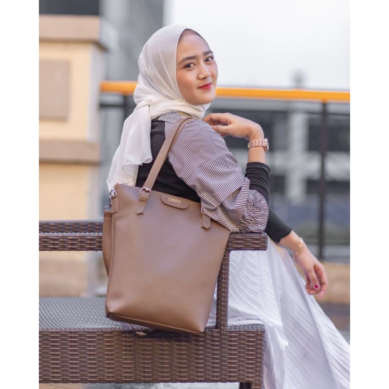 OVIE TOTEBAG INITIAL